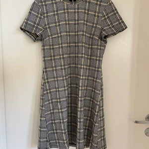 Rutig klänning - Rutig klänning från H&M, bra skick! Obs hund finns i hemmet