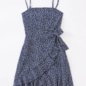 Klänning - Klänning från shein. Den första bilden är en liknande modell, se bild 2 för att se hur mönstret på min är. Vill du ha fler bilder skriv privat! 💕💕den har även axelband så man kan spänna åt hur mkt man själv vill