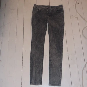 Typ trå fläckiga jeans från lager 157 - Storlek M, inte använda alls. Satt inte bra så pga de säljs de.