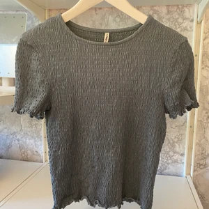 Topp - Fin topp ifrån Only  Stl xs (dock väldigt stretching)  Köpt för 150kr, säljer för 50kr  Katt finns i hemmet!  Kan hämtas i Norra Åbyggeby (Gävle)eller fraktas emot fraktkostnad på 51kr. Endast swish!