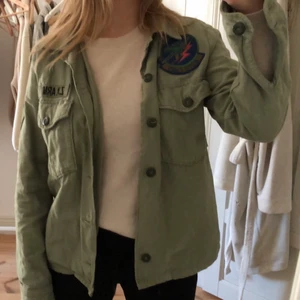 Zara jacka - Såå fin vårjacka från zara! Säljer då den inte kommer till användning hos mig. Saknas en detalj på höger arm men inget som märks💞