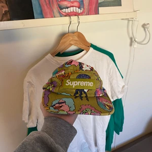 Supreme keps - Svincool supreme keps från 2018 (tror jag). Jag behöver pengar och har aldeles för många kepsar så därför måste jag tyvärr sälja den. Helt fantastisk. Fraktar bara!