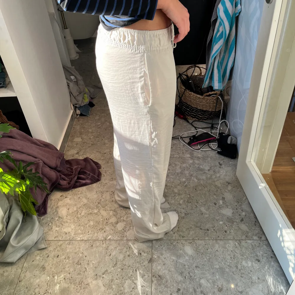 Säljer mina fina byxor i funny material! Superbra skick och nästan aldrig använda.. Jeans & Byxor.