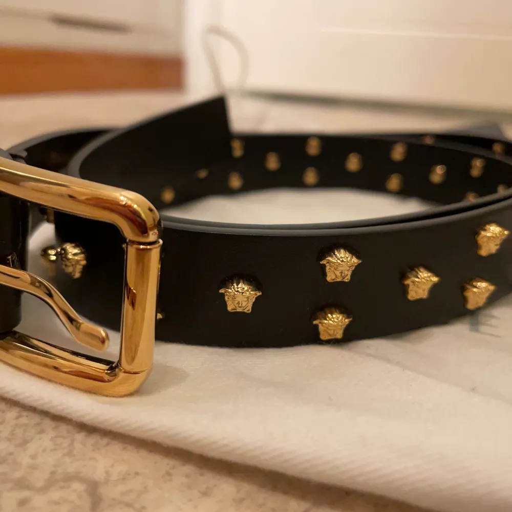 Ny Versace bälte med dustbag och etiketter. Äkta så klart. Köpt på herravdelningen på NK i Stockholm för 4099kr. Funkar för man och kvinna. Storlek 90cm . Asusteet.