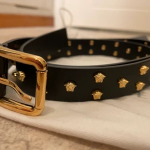 Versace unisex bälte  - Ny Versace bälte med dustbag och etiketter. Äkta så klart. Köpt på herravdelningen på NK i Stockholm för 4099kr. Funkar för man och kvinna. Storlek 90cm 