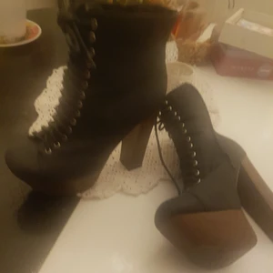 Högklackad känga - Känga i skinn med 10 cm häg klack. Använd 1 gång.