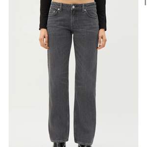Säljer dessa snygga weekday jeans! De är i modellen Arrow och säljer för att de är lite korta vid benen! (Är 169 cm). I nypris kostar de 500 kr men säljer för 350 kr!❤️ Det är inget tecken på användning!
