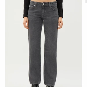 Weekday jeans - Säljer dessa snygga weekday jeans! De är i modellen Arrow och säljer för att de är lite korta vid benen! (Är 169 cm). I nypris kostar de 500 kr men säljer för 350 kr!❤️ Det är inget tecken på användning!
