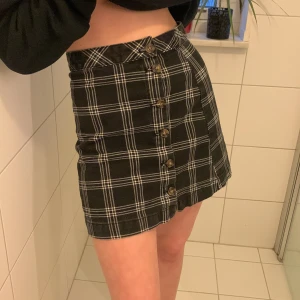 Rutig kjol - Kort kjol ifrån H&M i storlek 36. Passar mig som vanligtvis har S i underdelar. Bra skick.