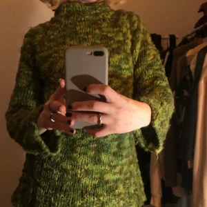 Grön tjocktröja - Jättefin grön tjocktröja perfekt under tex en väst nu på våren eller bara ha för sig självt ute! Sitter jättefint till höften och är varm ❤️