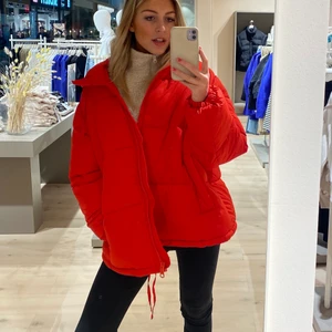 Röd jacka  - Jag säljer min röda puffiga oversized jacka på grund av att den inte kommit till mycket användning. Använd ett fåtal gånger. Mycket skön & varm 