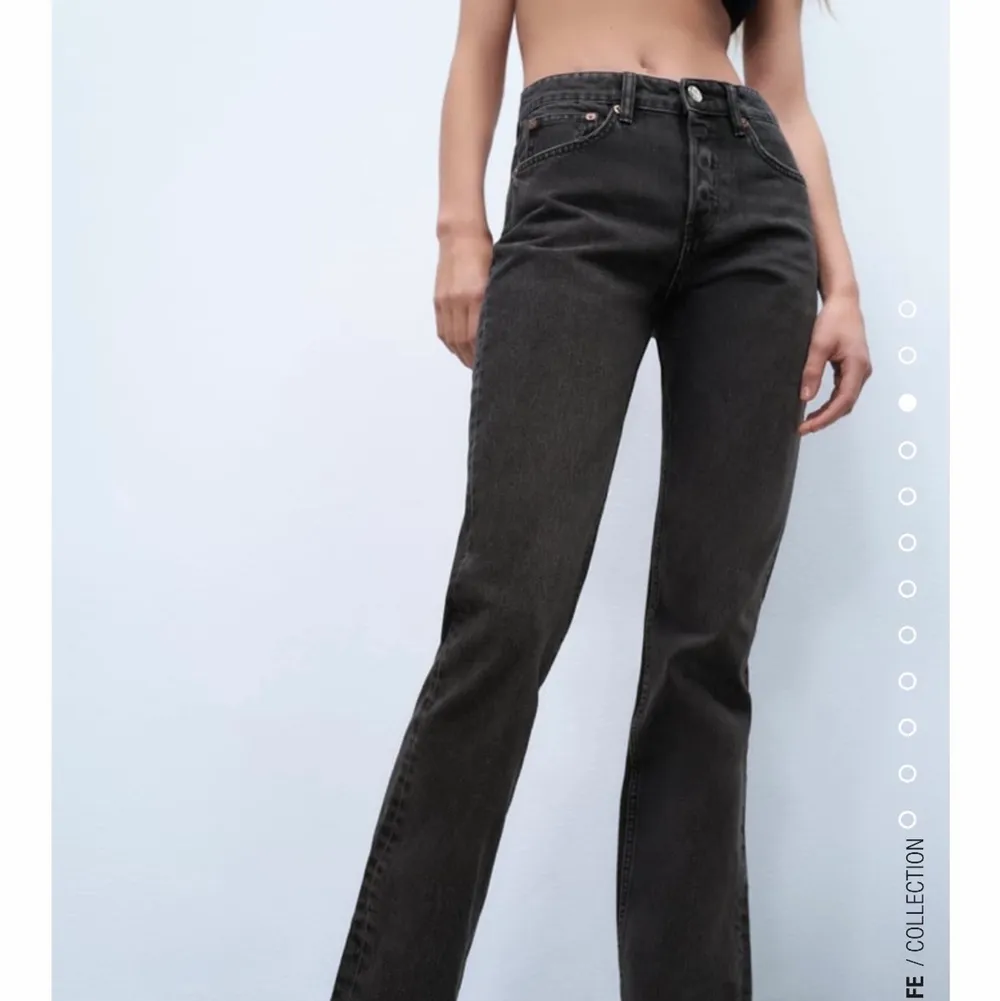 Säljer nu mina snygga zara jeans ❤️ i st 34 💕 d e exakt samma model😍 fast ist för knappar är det dragkedja . Jeans & Byxor.