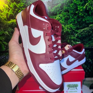 Nike Dunk Low "Team Red" 🍇 - Nike Dunk Low "Team Red" 🍇  Storlek: -43  Pris:2099kr -44.5 2199kr