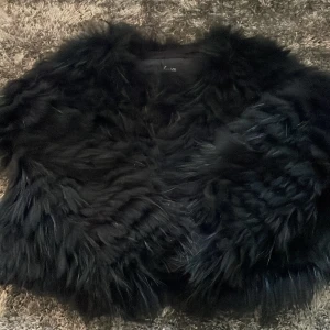 Fluffig jacka  - En jacka med äkta päls. Köpt i Paris, och kan endast köpas där. Köptes för 2800kr💕 Använd en gång på ett event.