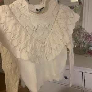 Stickad tröja - Stickad tröja från Gina i storleken XXS men skulle säga att den passar en S, 70kr + frakten man själv får stå för💓