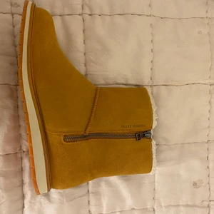 Helly Hansen skor - Ett par helt nya Helly Hansen skor💕säljer då jag fick dom i julklapp men aldrig kommit till användning💕