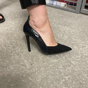 Klackar Zara - Höga klackar köpta från zara i storlek 38. Säljer pga för stora.