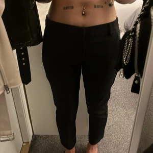 Lågmidjade kostymbyxor  - Ett par lågmidjade kostymbyxor i storlek 36 som inte kommer till användning. 