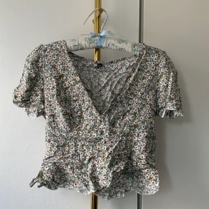 Jättesöt topp - Supersöt topp från zaful i ett jättefint mönster. Lite kortare, med en dragkedja i sidan, tyvärr inte helt perfekt sydd men det märks knappt när den är på. Storlek M💞 Frakt tillkommer