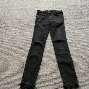 Slim jeans med detalj vid ankeln