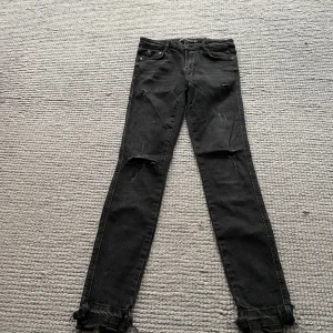Svarta jeans med detalj ZARA - Slim jeans med detalj vid ankeln