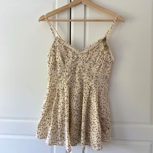 Hilfiger linne - Finaste blommiga linnet från hilfiger denim. Säljer då linnet tyvärr är lite litet på mig så inga bilder på. 