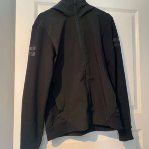 Sail Racing Hybrid Jacket - Galet clean hybrid jacka från sail racing, inköpt på johnells för 1,5 år sen o väldigt sparsamt använd. Helt felfri och perfekt till våren. Storlek M, men tippar att den även passar L. Nypris runt 2k. Ba skriva om du undrar något :)