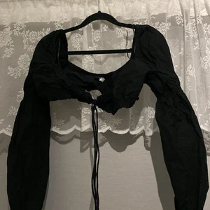 H&M tröja - Passar ej min byst! Annars en snygg, beach, somrig tröja, man kan knyta vid bysten. Är en M och den passar mig bra, (passar nog L också) dock inte min stil!