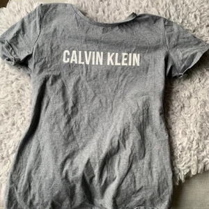 Calvin Klein T-shirt  - Äkta. Nypris runt 300kr. Mitt pris 150kr. Nyskick, säljes då den inte längre används. Strl S men passar M. Kan mötas upp i Alingsås. Annars tillkommer frakt ❣️