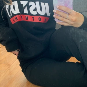 Svart hoodie - En svart hoodie med tryck, varm och härlig. Säljes då det tyvärr inte är min stil. Storleken är M och den säljes nytvättad 🖤