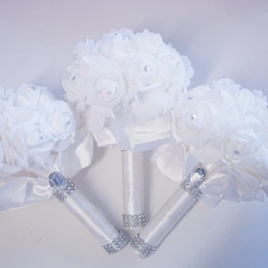 Blombuketter/brudtärnebukett - Säljer 3 blombuketter i vit färg. Passar bra som brudtärnebuketter. Varje blomma har en liten fejdiamant i mitten.  1 för 20kr. Alla 3 för 50kr. Använda endast 1 kväll under mitt bröllop. Fina, fräscha och helt felfria.