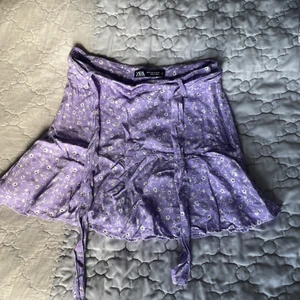 Kjol - Zara kjol/shorts! Använd 2 gånger så i bra skick bara lite skrynklig. Det är en S men skulle säga att den sitter bättre på någon som har XS.