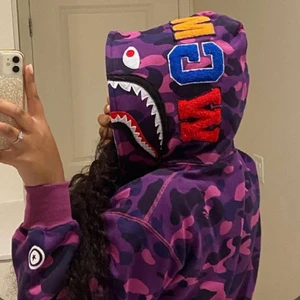 Bape hoodie - Säljer min jättesöta bape hoodie (rep) då den inte kommer till användning💜kan skicka fler bilder privat! (obs, första bilden är lånad)