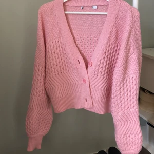 Kofta - En rosa kofta från Nelly. Storlek L men sitter lite snyggt översized på mig som är en S. 