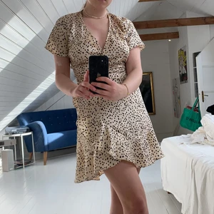 Neo noir klänning - Prickig omlottklänning från neo noir i jättebra skick bara använt ett fåtal gånger! Nypris 699kr