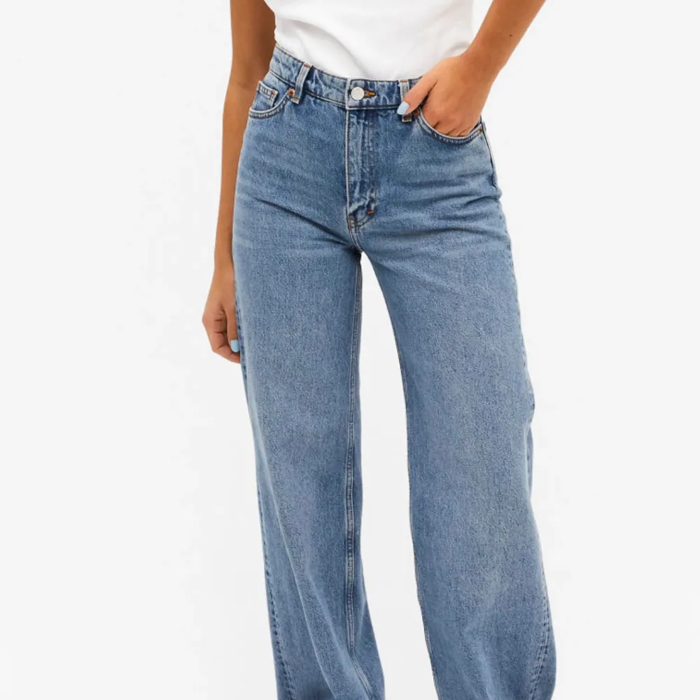 Säljer mina yoko mid blue jeans ifårn monki!!💓💓. Jeans & Byxor.