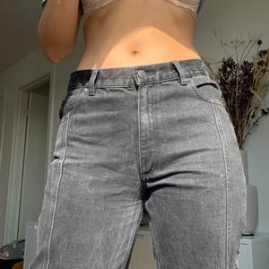 Säljer dessa svarta jeans med detaljer längs benen på fram och baksidan i strl 40 men små i storleken så de passar mig som vanligtvis har 38 i byxor🫶🏼 från Pull&Bear🌸. Jag är 1,72 💗 Hör av dig för fler bilder 💟