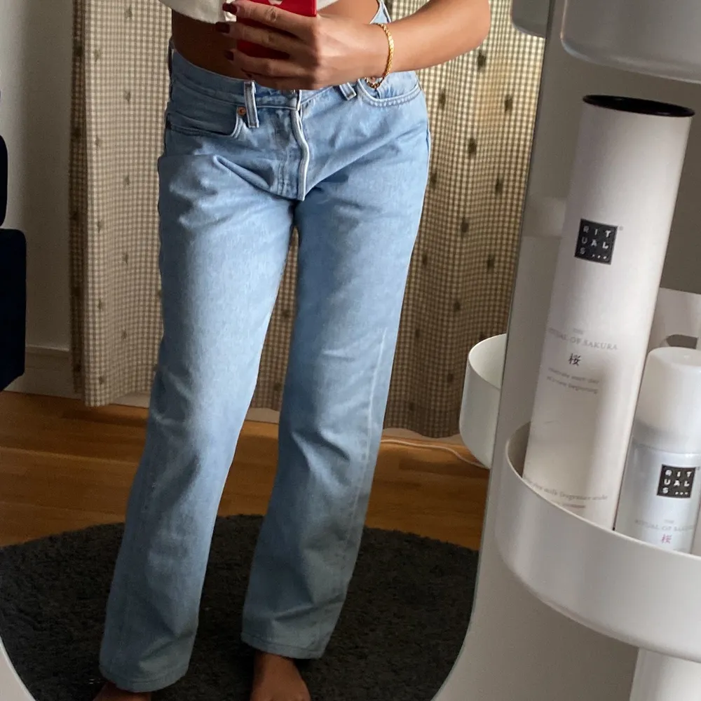 Säljer dessa 501 levis jeans. W28L32 men dem är mindre, skulle passa någon med ca W24-28 & ca L30/31 🥰  Som man kan se så sitter dem lite oversized på mig💕. Jeans & Byxor.