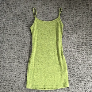 Grön klänning  - Säljer denna jätte fina klänning från shein då den inte har använts. Storlek xs, frakten diskuteras sen💕💚