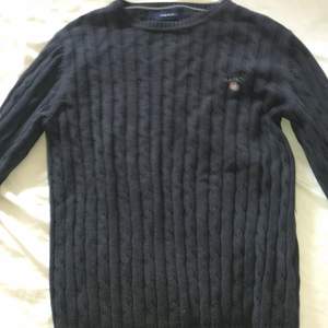 Säljer en rundhalsad gant sweater eftersom jag har vuxit ur den. Storlek s och är i fint skick förutom att den är lite ribbad men går lätt att ändra. Nypris ca 500 men säljer för 250