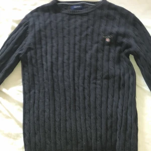 Gant rundhalsad - Säljer en rundhalsad gant sweater eftersom jag har vuxit ur den. Storlek s och är i fint skick förutom att den är lite ribbad men går lätt att ändra. Nypris ca 500 men säljer för 250