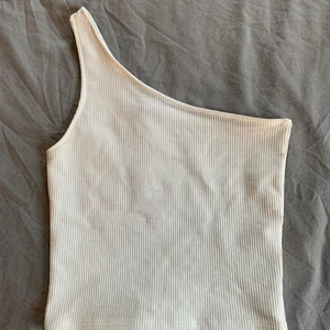 Topp från Ginatricot  - Enkel men snygg!! Inte min stil längre därför säljer jag. Super bekväm och perfekt till i sommar😍