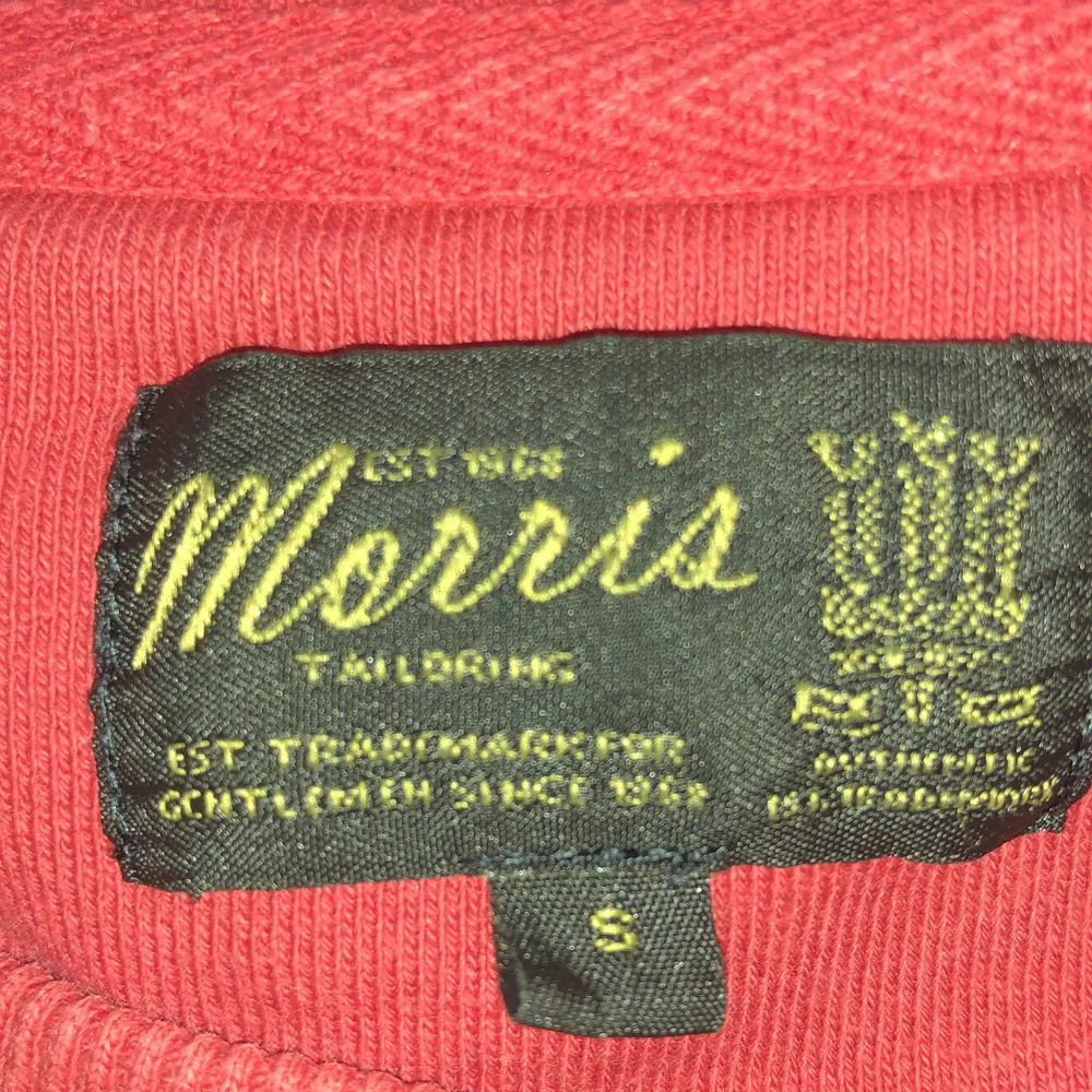 En Morris sweatshirt i storlek s. Har använt ca 4 gånger och den är i väldigt bra skick. Den är lite liten för att vara small men funkar fortfarande för de med storlek s. Köpte för 700 kr på Morris men säljer för 350. Övrigt.