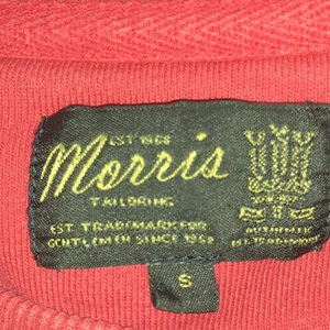 Morris sweatshirt - En Morris sweatshirt i storlek s. Har använt ca 4 gånger och den är i väldigt bra skick. Den är lite liten för att vara small men funkar fortfarande för de med storlek s. Köpte för 700 kr på Morris men säljer för 350