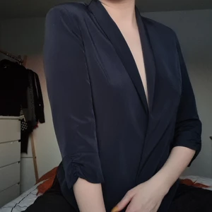 Kavaj med öppen rygg - Fin kavaj från Sertre med trådad rygg ☀️ Fint skick då den inte är så använd. Sitter mer som S än M, men passar båda ❤