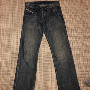 DIESEL LOWRISE JEANS - Supercoola diesel jeans, lågmidjade!