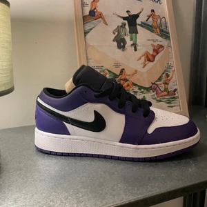 Jordan lows, purple court - Jordan purple court lows inprincip helt oanvända! NYSKICK! Box tillkommer och köparen står för den fraktkostnad som uppstår. Skriv om du är intresserad✌🏼