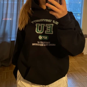 Vintage Hoodie  - En mörkblå Hoodie med tyck på framsidan, köpt på en second hand butik i Göteborg! Väldigt fint skick. Pris kan diskuteras vid snabb affär, köpare står för frakt❤️