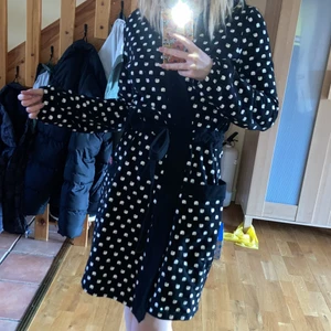 Hello Kitty morgonrock - supersöt hello kitty morgonrock med luva i bomull ❣️ står storlek s men passar typ xs bättre. dm för mer info/bilder. möter upp i stockholm, annars står köparen för frakten <3