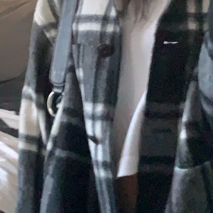 Kappa - En rutig svart vit jacka från Zara som jag köpte ett tag sen och inte använt. I storlek xs men passar även s. Köptes för 399kr. Kontakta för fler bilder💞 köparen står för frakt